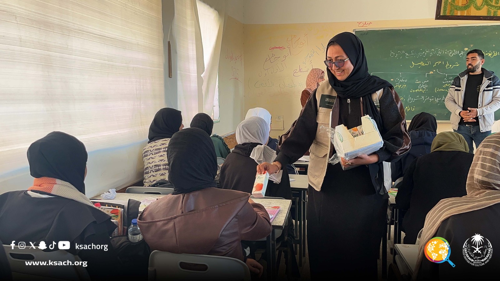 مبادرة توزيع علب العصير على الأطفال