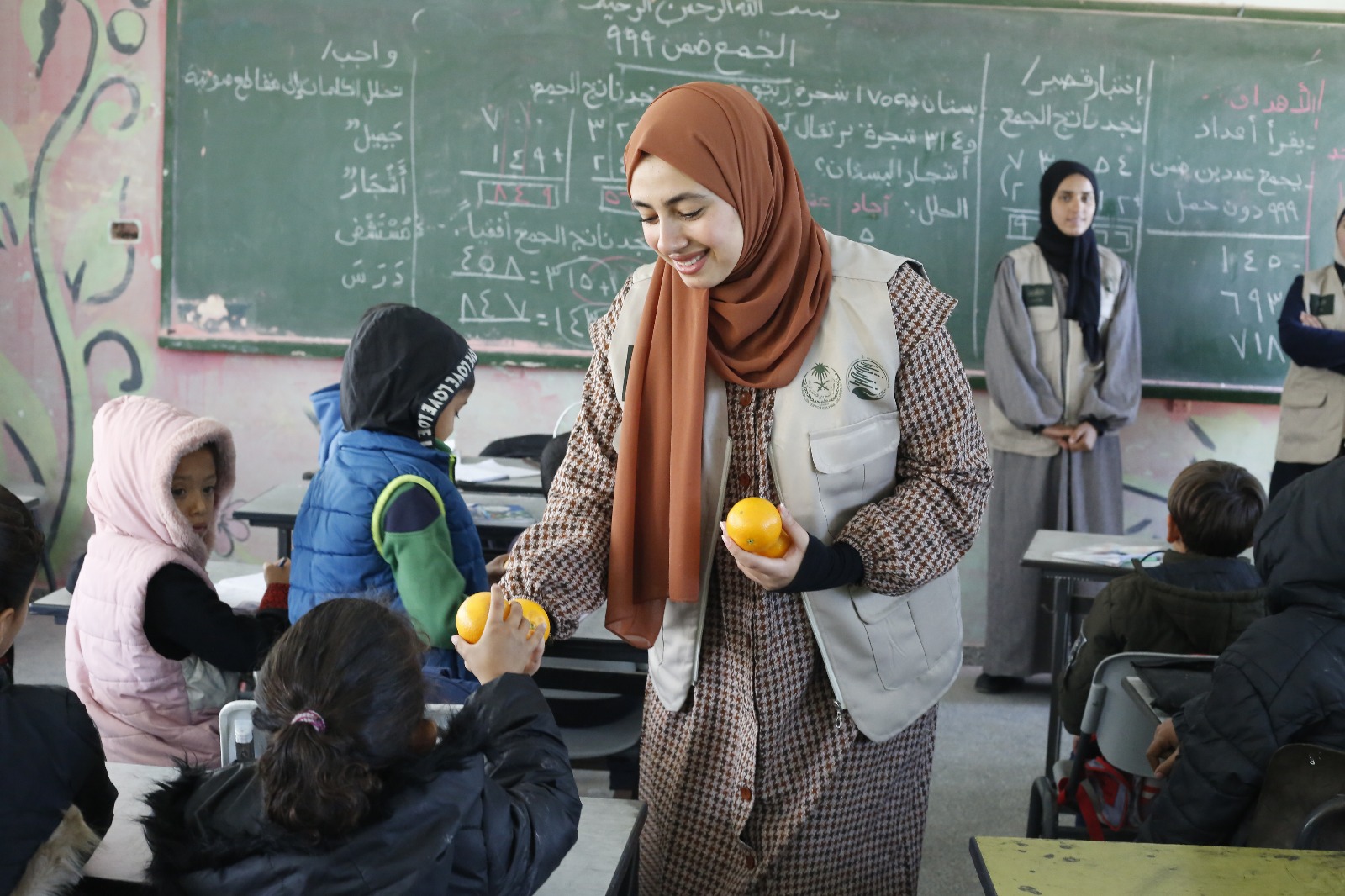 مبادرة توزيع الفواكه على الطلاب