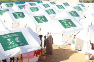 «مركز الملك سلمان للإغاثة» من خلال المركز السعودي يوزع مساعدات إيوائية للمتضررين في قطاع غزة